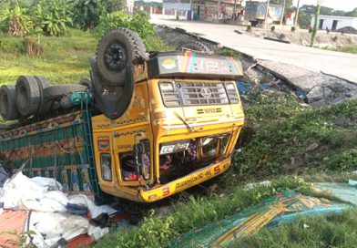 বন্দরে নিয়ন্ত্রণ হারিয়ে সার বোঝাই ট্রাক খাদে