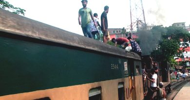 নগরীতে মজার জন্য জীবন বাজি রেখে চলছে ‘সাবওয়ে সার্ফিং’