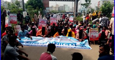 এসরোটেক্সের চাকরিচ্যুত শ্রমিকদের হাহাকার, ডিসি অফিসে বিক্ষোভ