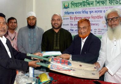 ২৮ প্রধান শিক্ষকের হাতে ক্রীড়া সরঞ্জাম: ‘খেলাধুলায় দক্ষতা বাড়াবে’ গিয়াসউদ্দিন