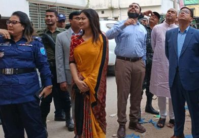 সিদ্ধিরগঞ্জ পরিদর্শনকালে ডিসি ‘এখন পর্যন্ত ২৫টি বিল্ডিং ক্ষতিগ্রস্ত হয়েছে’