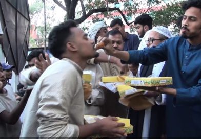 শেখ হাসিনার রায়ে নারায়ণগঞ্জে মিস্টি বিতরণ